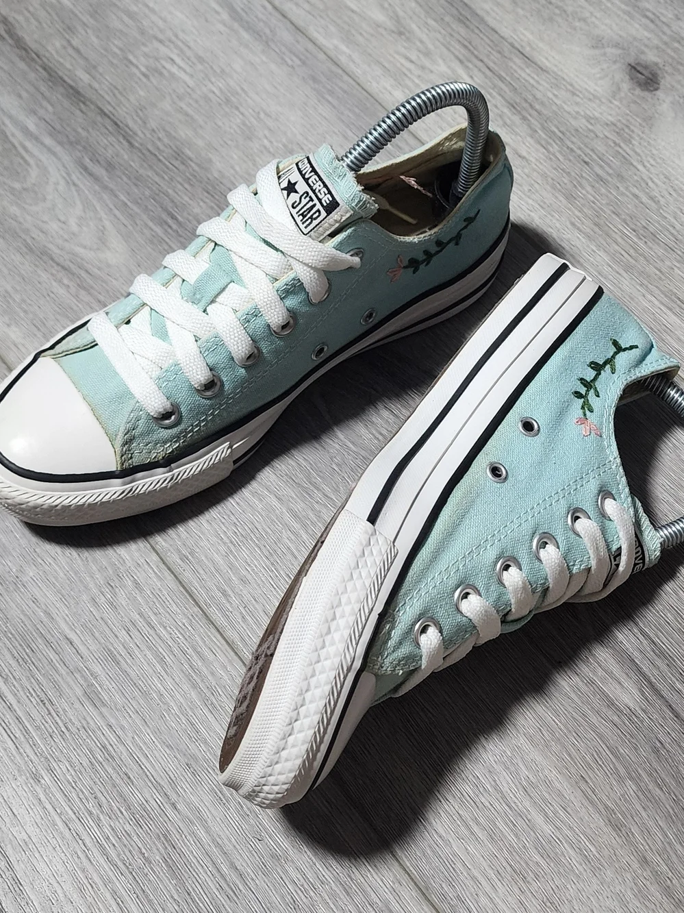 Converse Chuck Taylor All Star Low Top Flower Embroidered Sneakers Womens Size 7